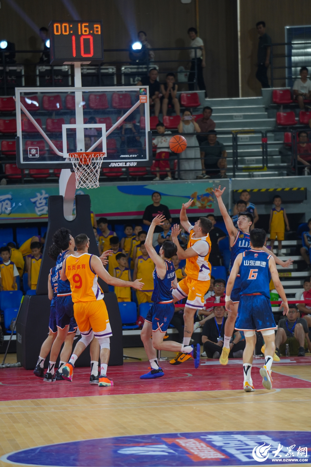 关于山东男篮训练开放日，赛后篮板制胜引欢呼，CBA季后赛在即，训练强度明显提升的信息
